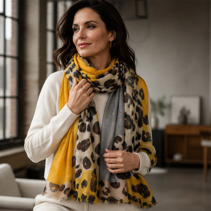 Sciarpa versatile e leggera con stampa leopardata
