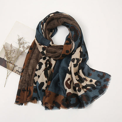 Sciarpa versatile e leggera con stampa leopardata