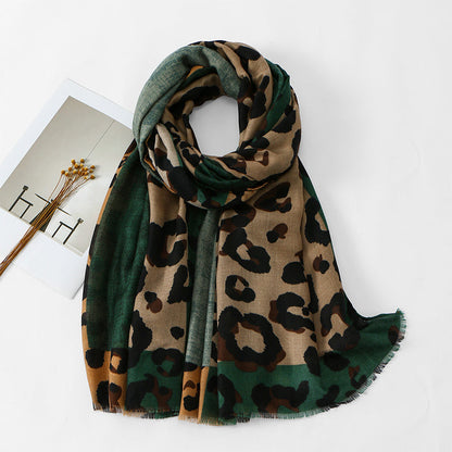 Sciarpa versatile e leggera con stampa leopardata